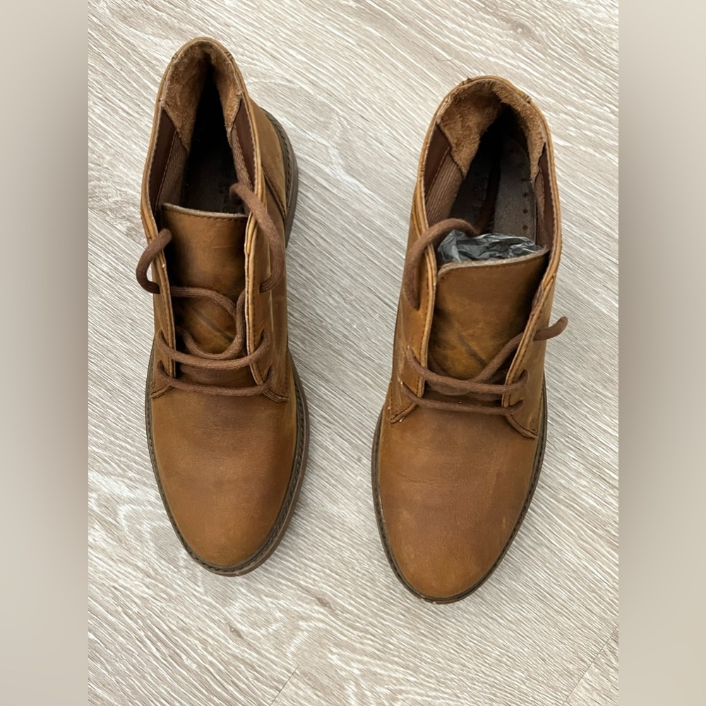 TAN COLORED OILED LEATHER ANKLE BOOTS BY TIMBERLAND IN A SIZE 9.5 WOMENS.